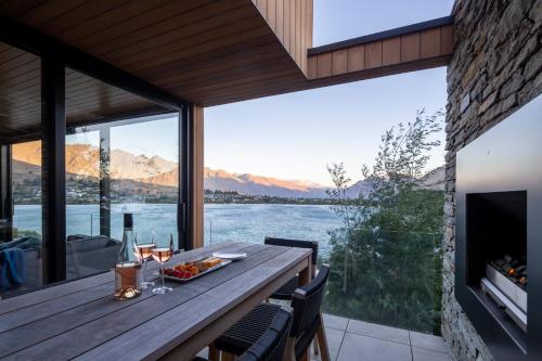 Gallery image of Lakehouse 1 Lake View Gas Fire Walk To Town in Queenstown