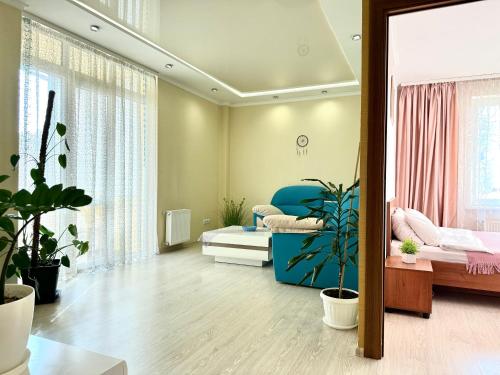 um quarto com duas camas e plantas nele em Lux apartments in the city center, near the park and Zlata Plaza em Rivne