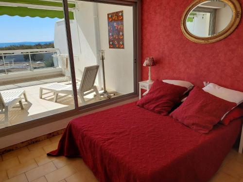 Posteľ alebo postele v izbe v ubytovaní Spacieux appartement avec terrasse, parking privé, et vue sur la mer - FR-1-716-37