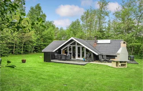 a small black cottage with a garden and a lawn at 3 Bedroom Stunning Home In Fjerritslev in Fjerritslev