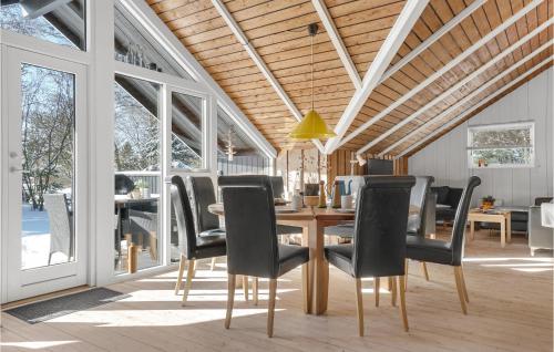 a dining room with a table and chairs at 3 Bedroom Stunning Home In Fjerritslev in Fjerritslev