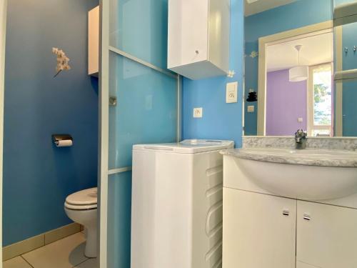 une salle de bain avec un lavabo et des toilettes dans l'établissement Appartement 2 pers. rénové avec balcon, accès plage et centre-ville à pied - Classé 2* - FR-1-231-285, à Bretignolles-sur-Mer