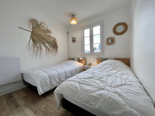 une chambre avec deux lits et une fenêtre dans l'établissement Appartement 2P RDC - Proche plage, parking, WIFI, animaux acceptés - FR-1-246A-222, à Saint-Georges-dʼOléron