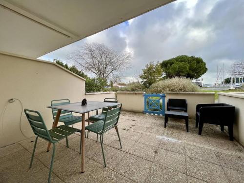 d'une terrasse avec une table, des chaises et un piano. dans l'établissement Appartement 2P RDC - Proche plage, parking, WIFI, animaux acceptés - FR-1-246A-222, à Saint-Georges-dʼOléron