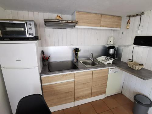 Photo de la galerie de l'établissement Maison 4 pers avec piscine, proche plage, TV, lave-vaisselle et parking - FR-1-194-257, à La Tranche-sur-Mer