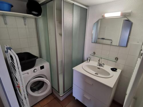 Kúpeľňa v ubytovaní Maison 4 pers avec piscine, proche plage, TV, lave-vaisselle et parking - FR-1-194-257