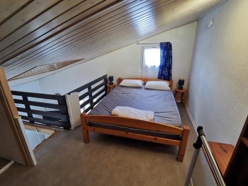 Posteľ alebo postele v izbe v ubytovaní Maison 4 pers avec piscine, proche plage, TV, lave-vaisselle et parking - FR-1-194-257