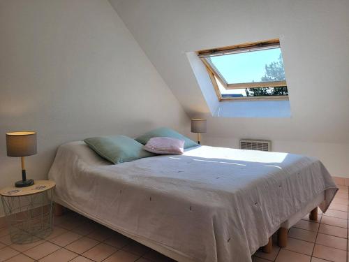 sypialnia z łóżkiem z dwiema poduszkami i oknem w obiekcie Charmant Duplex Près de la Plage à Cabourg - Balcon Sud, 4 pers., Tout équipé - FR-1-465-93 w mieście Cabourg