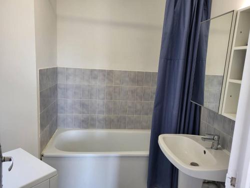 łazienka z wanną, umywalką i prysznicem w obiekcie Charmant Duplex Près de la Plage à Cabourg - Balcon Sud, 4 pers., Tout équipé - FR-1-465-93 w mieście Cabourg