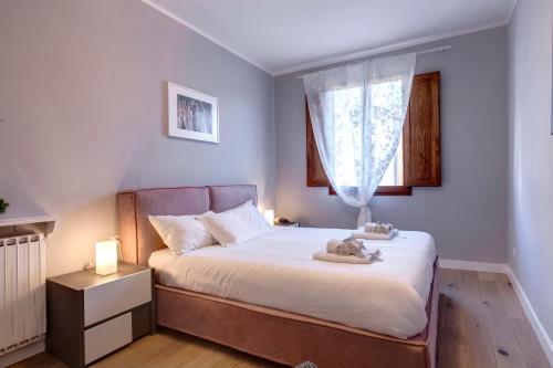 A bed or beds in a room at Sprone Apartment by Mamo Florence