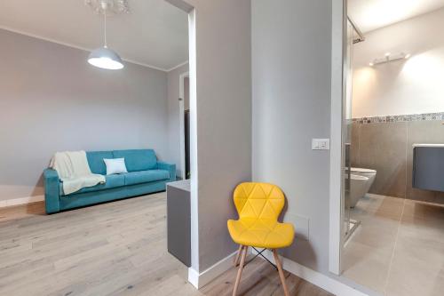 A seating area at Sprone Apartment by Mamo Florence