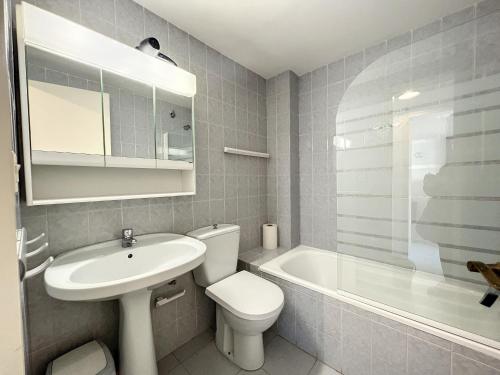 ein Badezimmer mit einem Waschbecken, einem WC und einer Badewanne in der Unterkunft Port Moxo 78 -22 in Empuriabrava