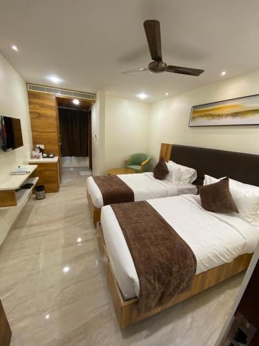 ヴィシャカパトナムにあるHOTEL TOUCHWOODのベッド2台とバスルームが備わるホテルルームです。