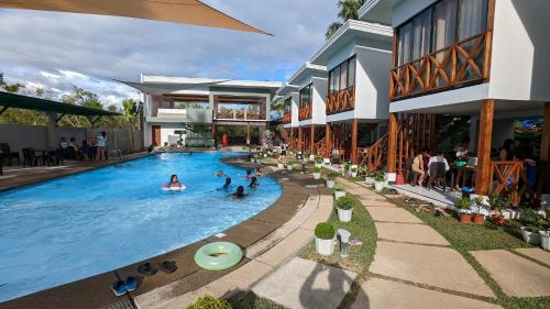 eine Gruppe von Personen in einem Schwimmbad in einem Gebäude in der Unterkunft Bakawan Hideaway Resort and Restaurant 