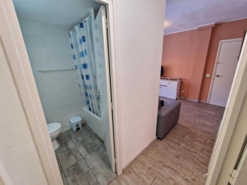 bagno con servizi igienici in camera di Apartamento Gran Reserva Beach-3 a Empuriabrava