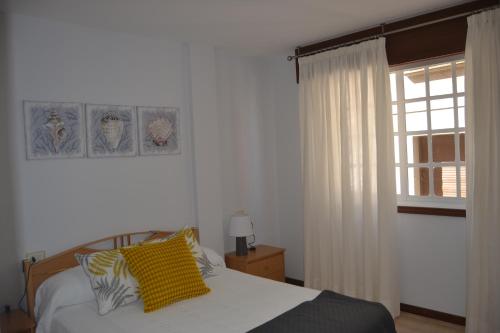 una camera con letto e finestra di Apartamento Puente a Portonovo