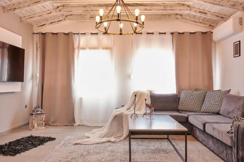 ein Wohnzimmer mit einem Sofa und einem Tisch in der Unterkunft Florina Sky Loft in Florina