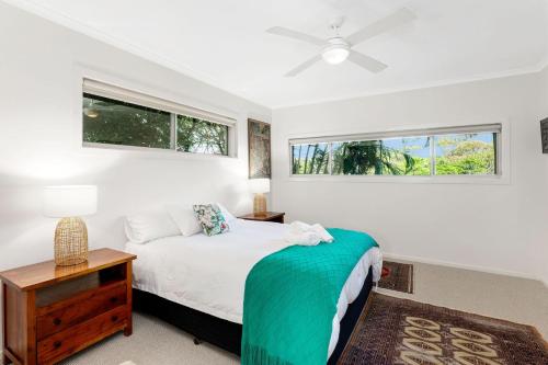 Un dormitorio blanco con una cama y una ventana. en 1 38 Boronia St, en Sawtell