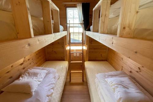 Postel nebo postele na pokoji v ubytování 富士山下Trailer House-B
