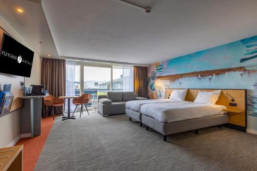 una camera d'albergo con un grande letto e una TV di Fletcher Hotel Restaurant Loosdrecht-Amsterdam a Loosdrecht
