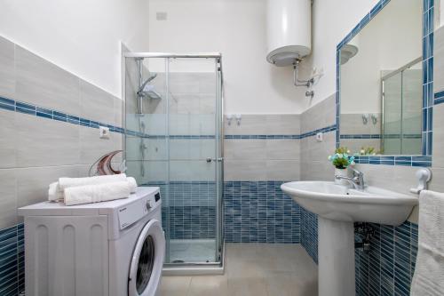a bathroom with a washing machine and a sink at Casa Vacanze San Michele in Alghero