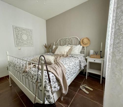 Un pat sau paturi într-o cameră la Holiday Apartment Casa Granaas
