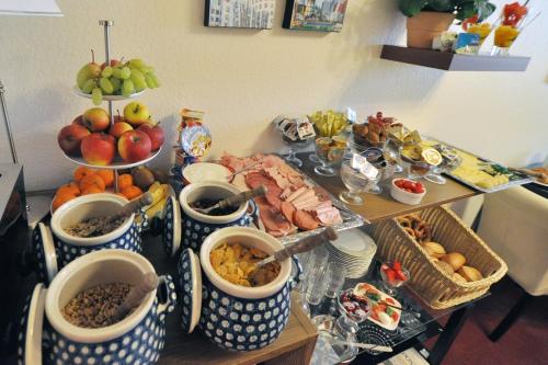 een tafel met daarop een buffet met eten bij Hotel Am Ehrenhof in Düsseldorf