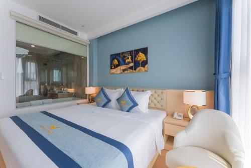 Ένα ή περισσότερα κρεβάτια σε δωμάτιο στο Canary Gold Hotel Quy Nhơn - Beachfront - Iconic Location