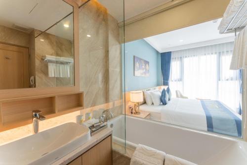 Ένα ή περισσότερα κρεβάτια σε δωμάτιο στο Canary Gold Hotel Quy Nhơn - Beachfront - Iconic Location