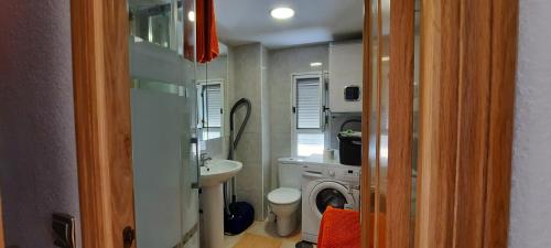 a small bathroom with a washing machine and a sink at POS, Apartamento pesquero en primera linea in Era de Soler