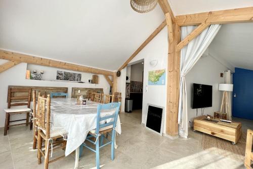 - une salle à manger avec une table et des chaises dans l'établissement Leon's house in Saint Aygulf, à Fréjus