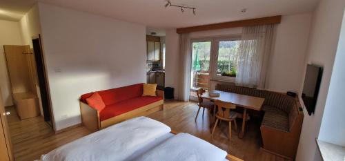 Habitación de hotel con cama, escritorio y mesa. en Apartment Geranie, en Naturno