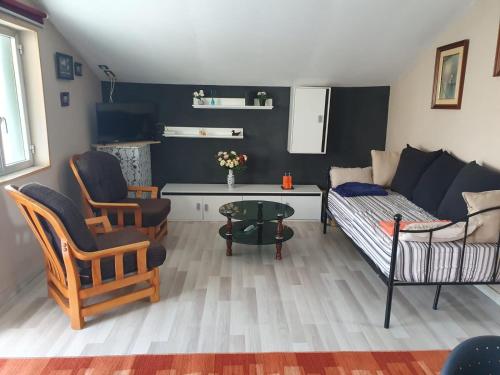 sala de estar con sofá, sillas y mesa en Apartamento Marypaz, en Valdoviño