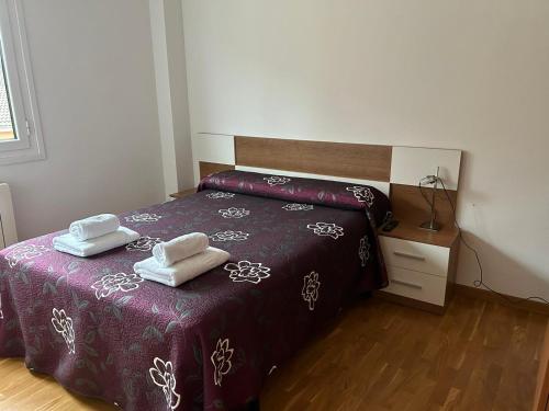 um quarto com uma cama com duas toalhas em H. LAVID em Briviesca