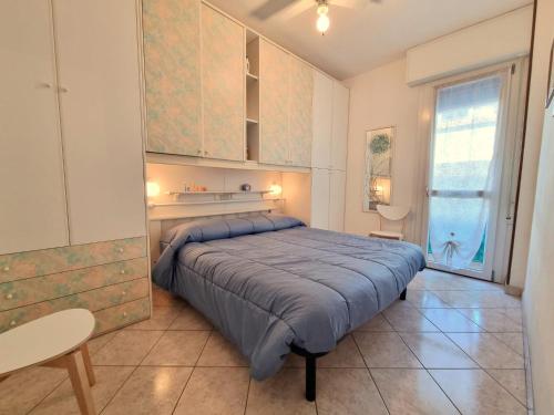 a bedroom with a bed and a table and a window at Aurora 2 in Lido di Pomposa