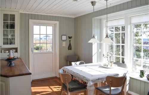 Φωτογραφία από το άλμπουμ του Cozy Home In Bakkasund With Kitchen σε Bakkasund