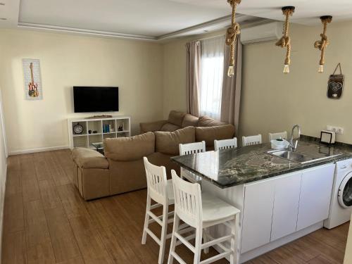 Televízia a/alebo spoločenská miestnosť v ubytovaní GENUAR APARTMENTS 3 Bedroom close to beach