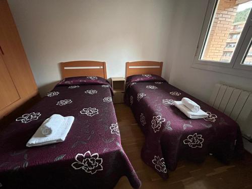 duas camas sentadas uma ao lado da outra num quarto em H. LAVID em Briviesca