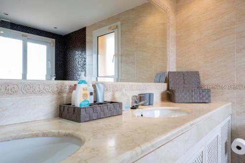 uma casa de banho com um lavatório e uma banheira em Villa in Los Flamencos em Sitio de Calahonda