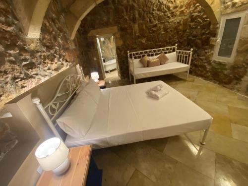 Ta' Tereza في زاغرا: غرفة معيشة مع أريكة بيضاء وطاولة