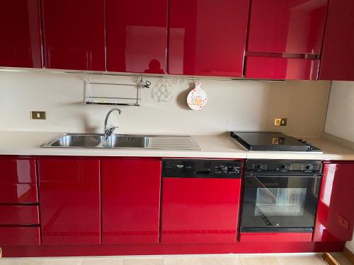 A kitchen or kitchenette at Appartamento con veranda Via Castel del Monte