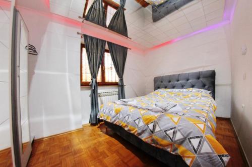 1 dormitorio con 1 cama en una habitación en Hedonist Spa Apartment, en Sarajevo