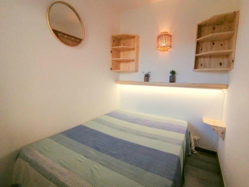 une petite chambre avec un lit et un miroir dans l'établissement Domaine de la Coudoulière, Calme, sans vis à vis, proche mer, piscine, à Six-Fours-les-Plages