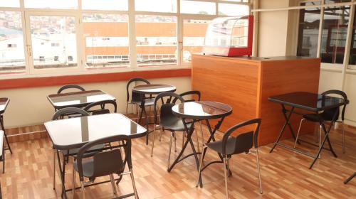 un groupe de tables et de chaises dans une salle de classe dans l'établissement HÔTEL TAJ, à Antananarivo