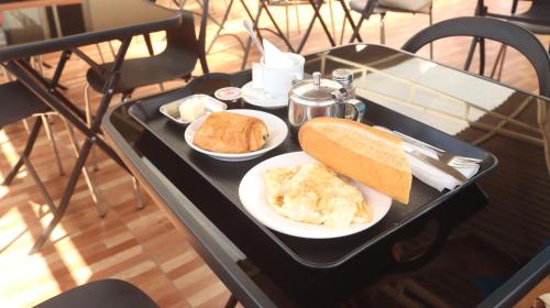 HÔTEL TAJ في أنتاناناريفو: صينية مع طعام الإفطار على طاولة