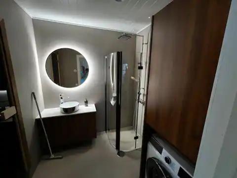 een badkamer met een wastafel en een spiegel bij Villa Vilu in Naantali