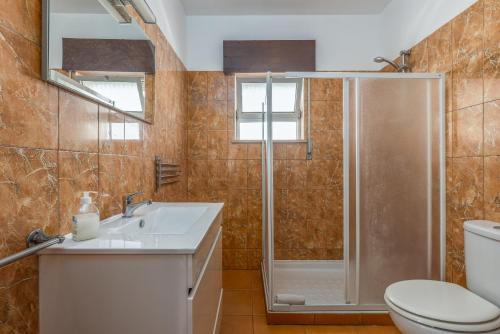 ห้องน้ำของ Oceanview Apartment A by Sequeira