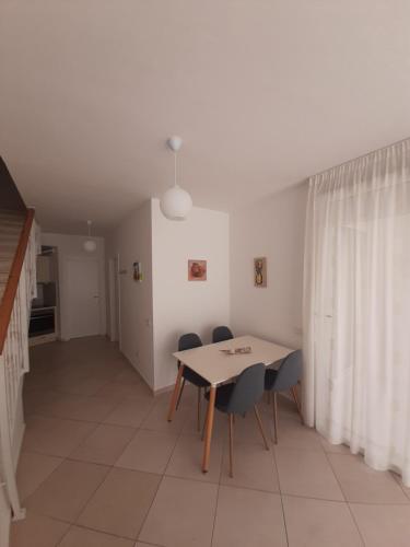 a dining room with a table and chairs at Kela Apartment 3 in Sarandë