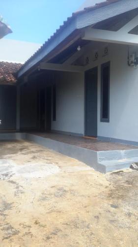 una casa está siendo construida con un patio en Kinanti Homestay, en Tepus