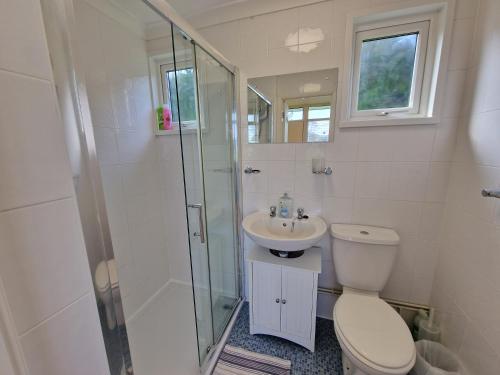 Baðherbergi á 170 Broadside Holiday Chalet near Broads & Beaches